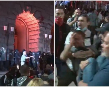 Напрежение между протестиращи и полицията! Има пострадал от хвърлените предмети