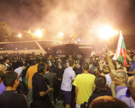 Политолог: Нощта на белия автобус може да се повтори още утре