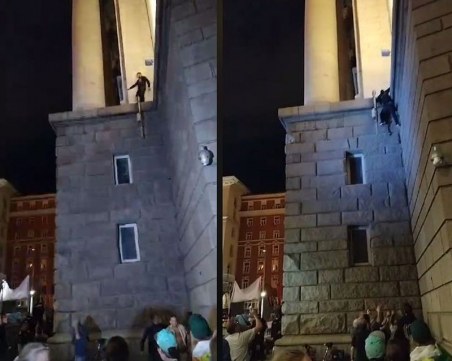 Протестиращи отново изкачиха Партийния дом, сложиха му – 