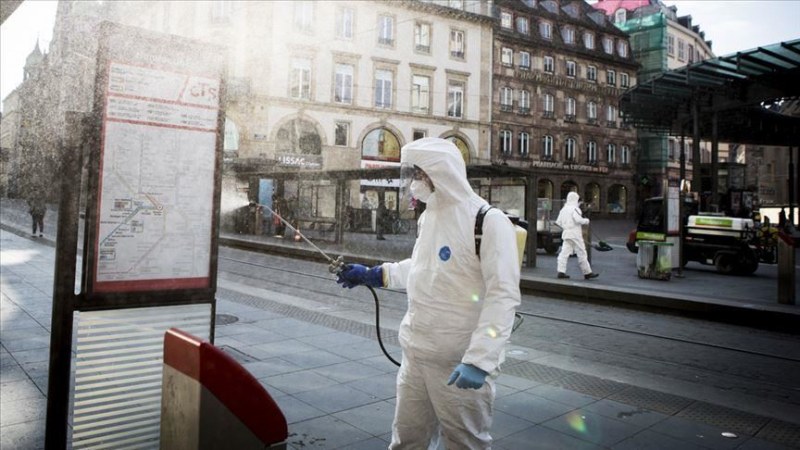 Франция отново въвежда задължително носене на маски на закрито