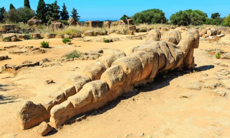 Издигат колосална статуя на Атлас в един от най-древните градове в Сицилия