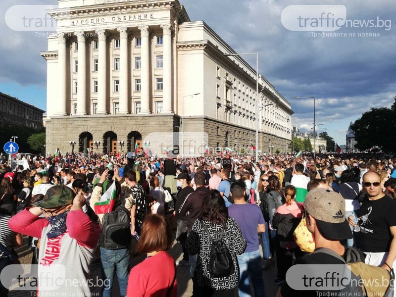 Шести ден протести в София, хиляди излязоха по улиците