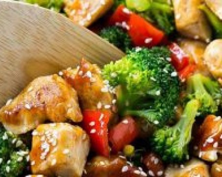 Апетитно и лесно: Крехко печено пиле със зеленчуци