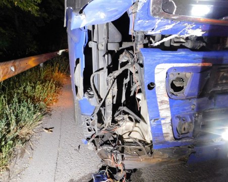 Борят се за живота на семейство след жестоко меле между кола и камион