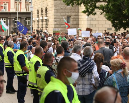 Доброволци сред протестиращите следят за провокации