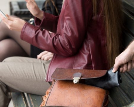 Джебчийка обра пловдивчанин на автобусна спирка, задигна му 1700 лева