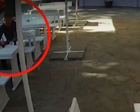 Мним служител на НАП пие без да плаща в Бургас, издирват го