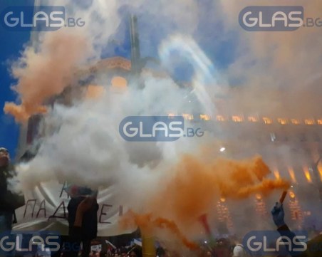 Нови сблъсъци на протеста: Факла полетя към полицаи, има напрежение
