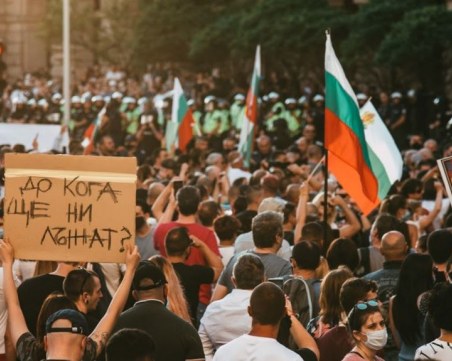 Протестите ще продължат, въпреки оставките на трима министри