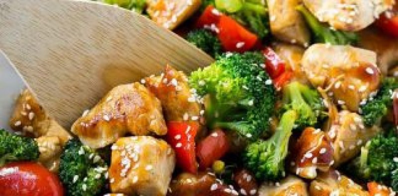 Апетитно и лесно: Крехко печено пиле със зеленчуци