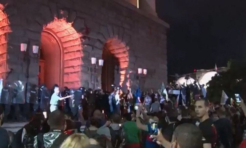 Издирват провокаторите на снощните протести, 13 души в ареста