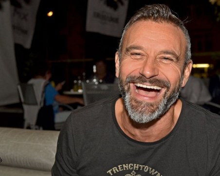 Музикантът Калин Вельов влиза в Народното събрание