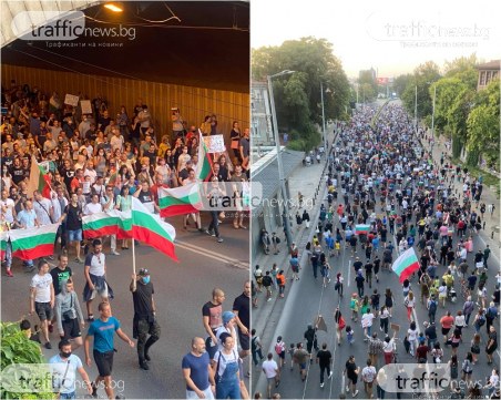 Протестиращи блокираха централния булевард в Пловдив! Скандират 