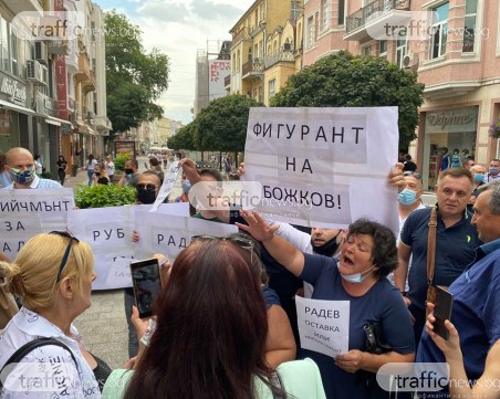Скандал в Пловдив! Поддръжници на президента влязоха в пререкания със симпатизанти на ГЕРБ