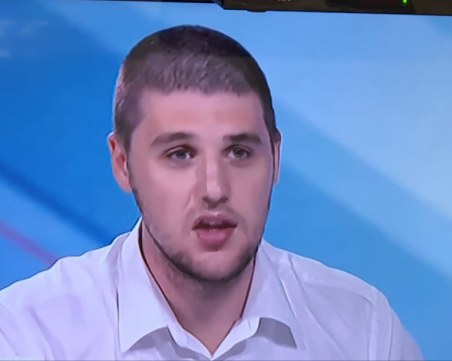 Битият студент: Полицаите снимаха полуголо момиче и го галеха по косата