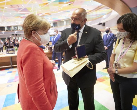 Борисов подари сребърна бъклица с розово масло на Меркел