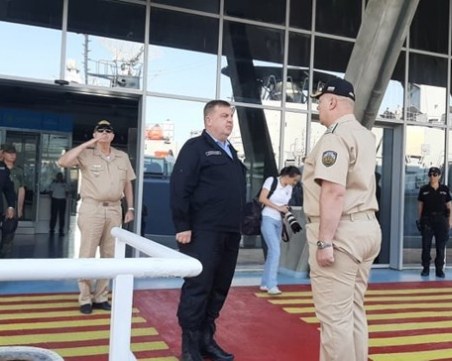 Каракачанов и Радев на военноморско учение в Бургас