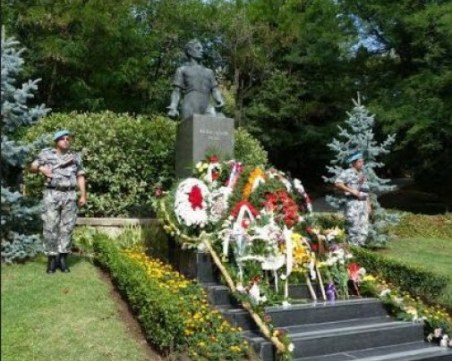 Пловдивчани свеждат глави пред паметника на Апостола