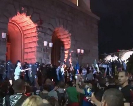 Пуснаха под гаранция четирима младежи, мятали бутилки по униформени