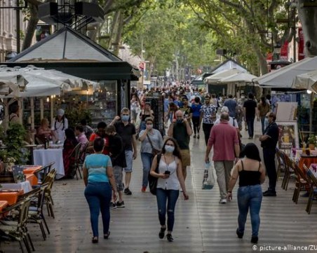 Затварят кина и нощни клубове в Барселона, призовават жителите да не излизат
