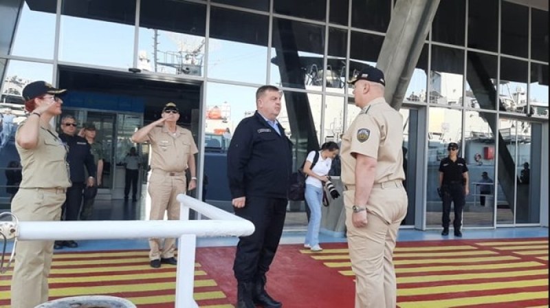 Каракачанов и Радев на военноморско учение в Бургас