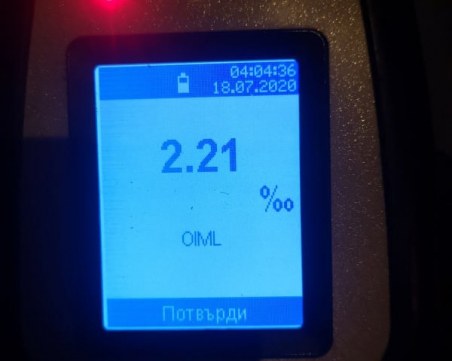 20-годишен шофьор се натресе в мантинела в Пловдив