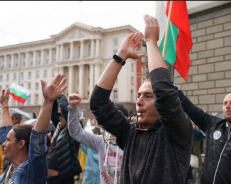 Арестуваха жена на протеста в София, носила оръжие