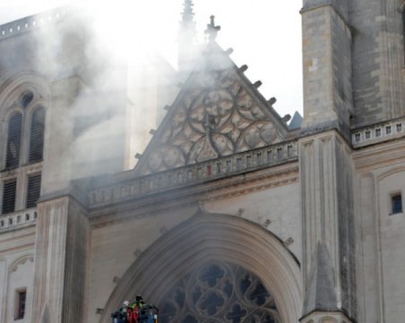 Голям пожар избухна в катедралата в Нант
