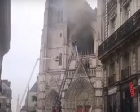 Овладяха пожара в катедралата в Нант