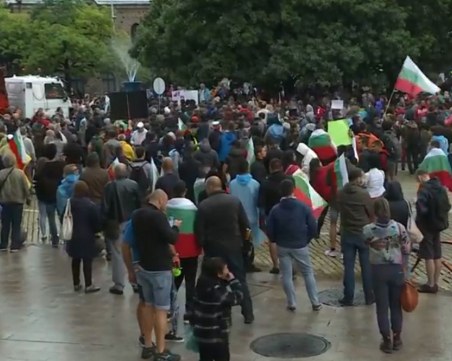 Протестът в София протича без напрежение, от понеделник протестиращите с нови действия