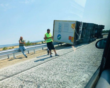 Турски тир се обърна на магистралата - в същия участък