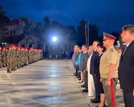 Въпреки дъжда: Стотици почетоха Васил Левски в Карлово