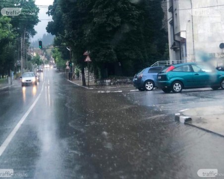 Жълт код за валежи в 11 области в страната днес