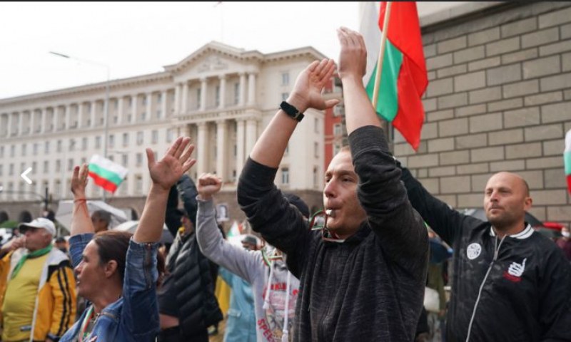 Арестуваха жена на протеста в София, носила оръжие