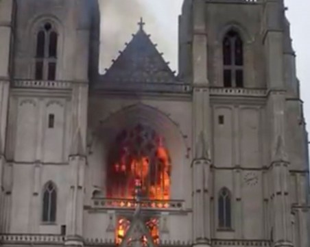 Арестуваха мъж във връзка с пожара в катедралата 