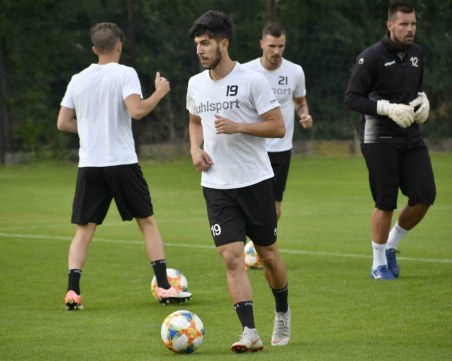 Локо започна подготовка с един нов и двама юноши