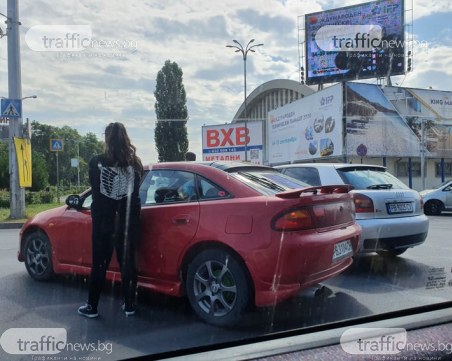 В спокойния неделен трафик: Две коли се чукнаха на кръговото на Панаира