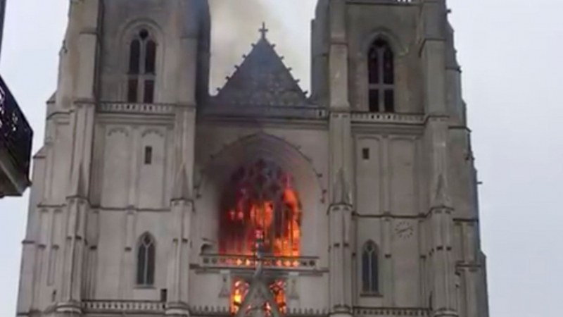Арестуваха мъж във връзка с пожара в катедралата 