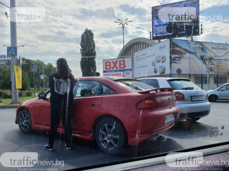 В спокойния неделен трафик: Две коли се чукнаха на кръговото на Панаира