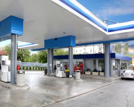 Гратисчия си напълни резервоара на бензиностанция и избяга, опита да прегази униформени