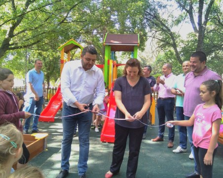 Откриха първата  детска площадка в родопското село Златитрап
