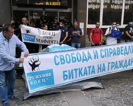 Протестиращи блокираха сградата на БНТ, затвориха Орлов мост