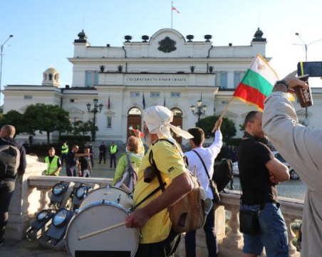 Протестиращи пред НС тази сутрин, призовават за по-радикални действия