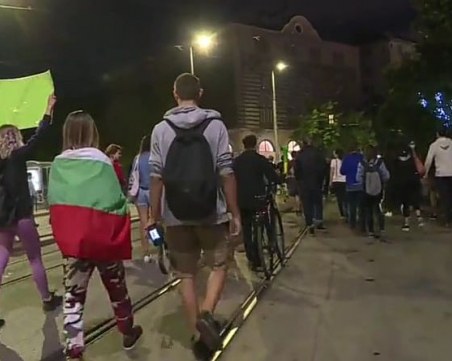Протестиращи се отправиха към 