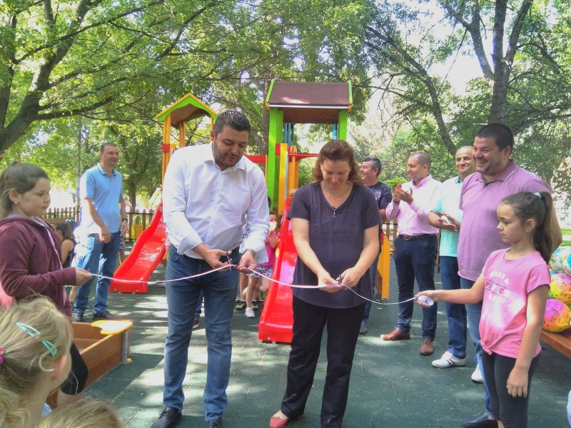 Откриха първата детска площадка в родопското село Златитрап