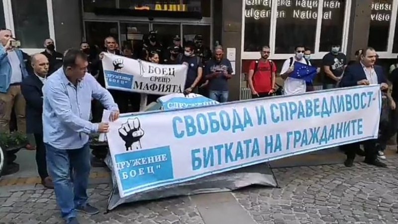 Протестиращи блокираха сградата на БНТ, затвориха Орлов мост