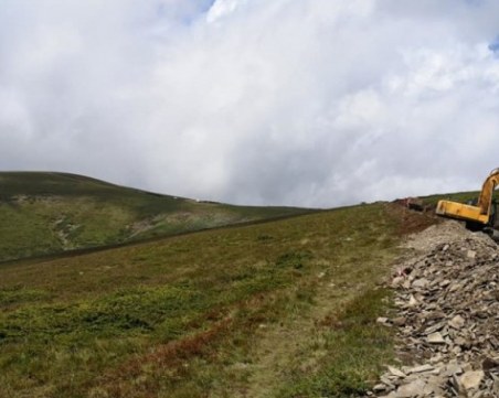 Багер и в Централен Балкан, ремонтирал съществуващ път