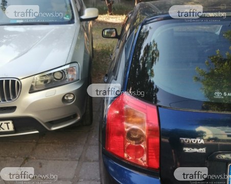 Хем не може да паркира, хем навлиза в тревни площи