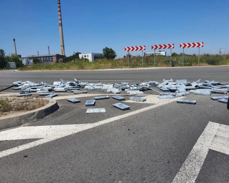 Камион изсипа килограми олово на пътя за Асеновград