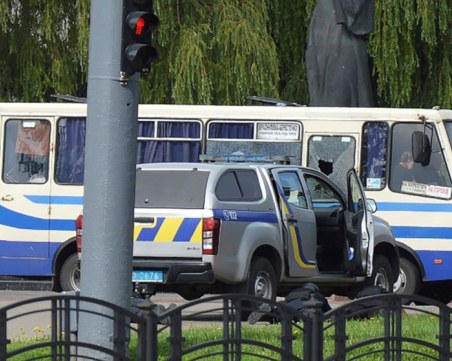 Нападател взе за заложници автобус с 20 души в Украйна